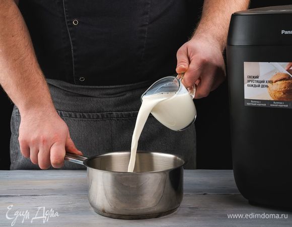 Добавьте полстакана молока, тщательно перемешайте, влейте оставшееся молоко. Доведите смесь до кипения и прогрейте на огне пару минут, затем снимите с плиты.