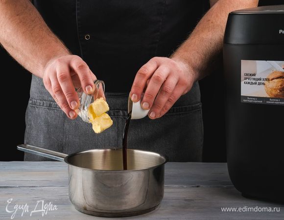 Добавьте в смесь сливочное масло и ванильный экстракт, перемешайте. Остудите крем.