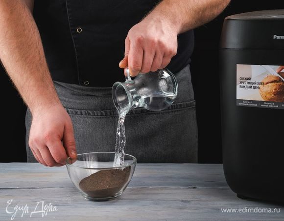 Залейте солод кипятком, остудите до 40°C.