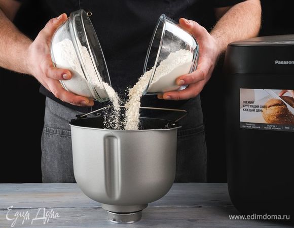 Положите в форму для выпечки дрожжи, оба вида муки. 