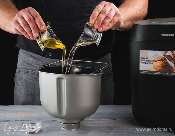 Добавьте соль, подсолнечное масло, мед.