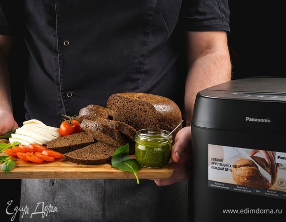 Чтобы приготовить брускетты, остывший хлеб нарежьте на кусочки толщиной 1,5–2 см, подсушите на сковороде-гриль. Смажьте гренки соусом песто, сверху выложите нарезанные небольшими кусочками помидоры и моцареллу. Вы также можете выбрать любое другое сочетание по вкусу.