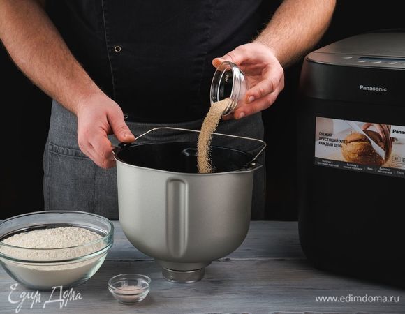 Положите в форму для выпечки дрожжи, муку, соль.