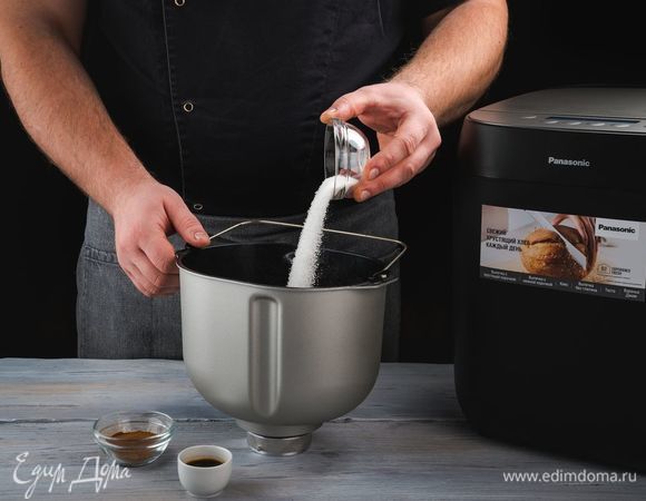 Добавьте сахар, ванильный экстракт, корицу.