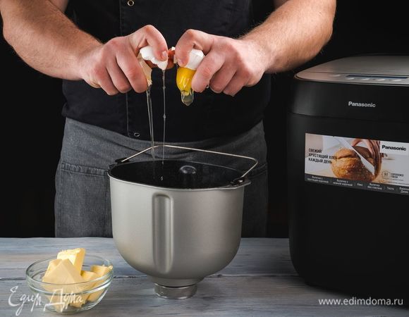 Затем — яйца, масло.