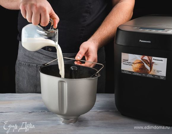 Влейте молоко. Обязательно соблюдайте указанную последовательность добавления ингредиентов.