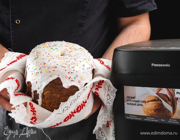 Готовый кулич достаньте из печки, остудите, полейте глазурью, посыпьте кондитерскими украшениями. Дайте помадке застыть.