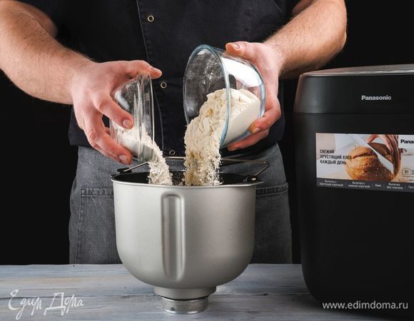 В форму для выпечки добавьте дрожжи, оба вида муки.