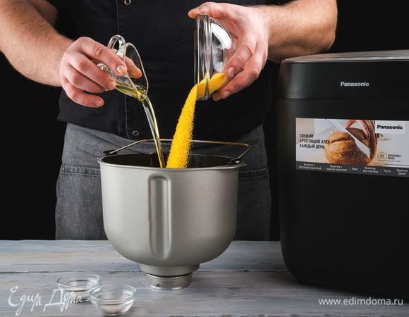 Положите поленту, оливковое масло, сахар, соль.