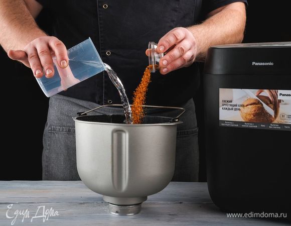 Добавьте хлопья перца чили и воду. Обязательно соблюдайте указанную последовательность добавления ингредиентов.