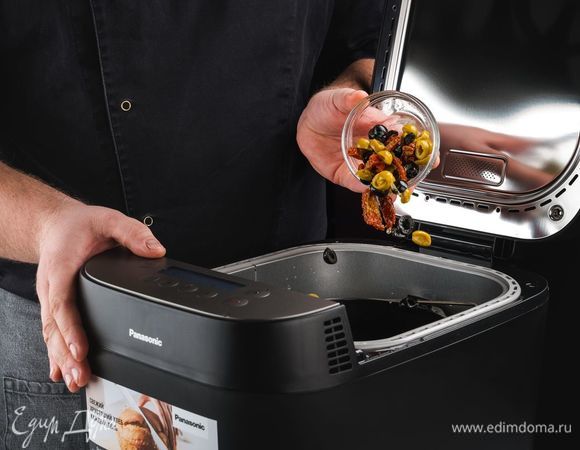 Через 20–25 минут раздастся звуковой сигнал — добавьте в чашу нарезанные маслины, оливки и вяленые помидоры. Нажмите кнопку «Старт».