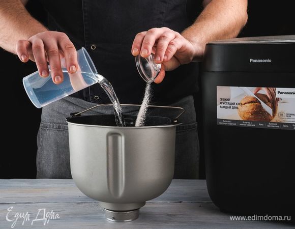 Затем — соль и воду. Обязательно соблюдайте указанную последовательность добавления ингредиентов.