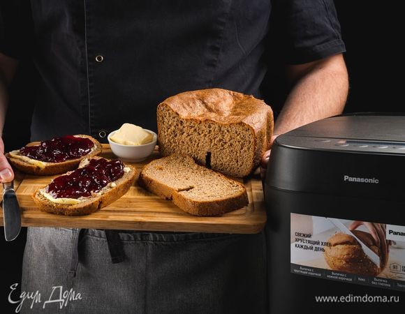 После окончания программы достаньте готовый хлеб, остудите. Нарежьте хлеб на кусочки толщиной 1–1,5 см. Поджарьте в тостере или на сковороде-гриль. Намажьте каждый тост сливочным маслом и фруктовым джемом.