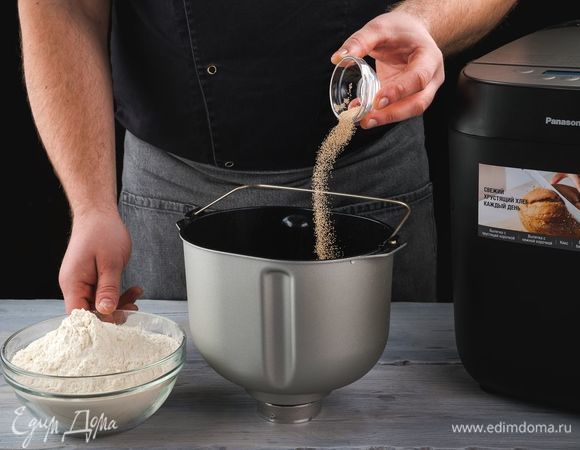 Положите в чашу хлебопечки дрожжи, муку.