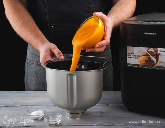 Добавьте тыквенное пюре.