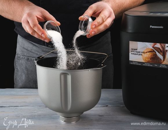 Затем — соль и сахар. Обязательно соблюдайте указанную последовательность добавления ингредиентов.