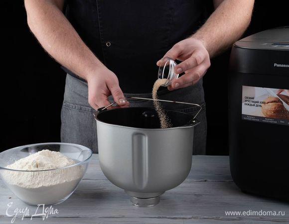 В чашу хлебопечки положите дрожжи, муку.