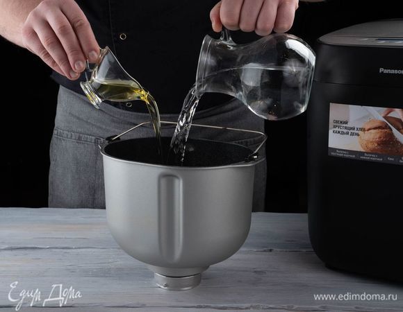 Влейте подсолнечное масло. Добавьте воду. Обязательно соблюдайте указанную последовательность добавления ингредиентов.