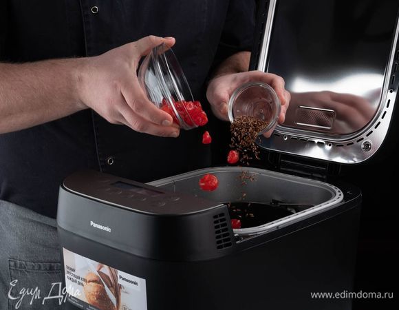 После звукового сигнала добавьте в чашу сушеную вишню и семена льна, нажмите «Старт» для продолжения готовки.