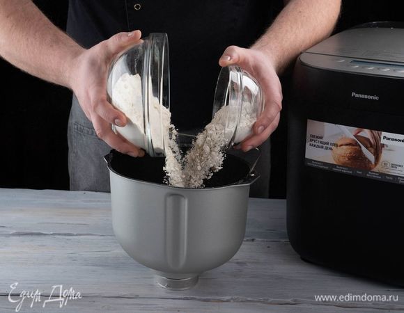 Положите в форму для выпечки хлеба дрожжи, оба вида муки.