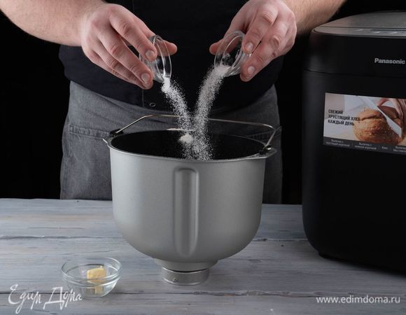 Добавьте сливочное масло, сахар, соль, воду. Обязательно соблюдайте указанную последовательность добавления ингредиентов.