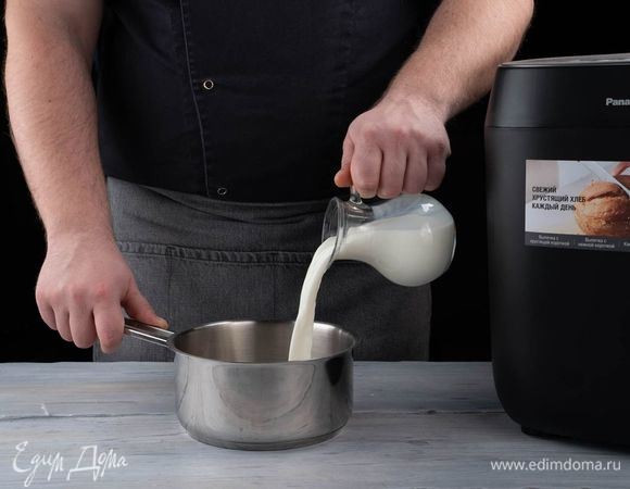 Небольшими порциями влейте молоко, все перемешайте. Поставьте сотейник на огонь, доведите смесь до кипения.