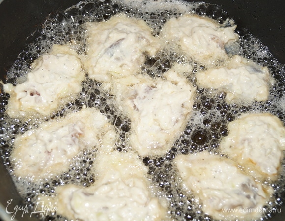 Масло лейте так, чтобы рыба хорошо прожарилась.