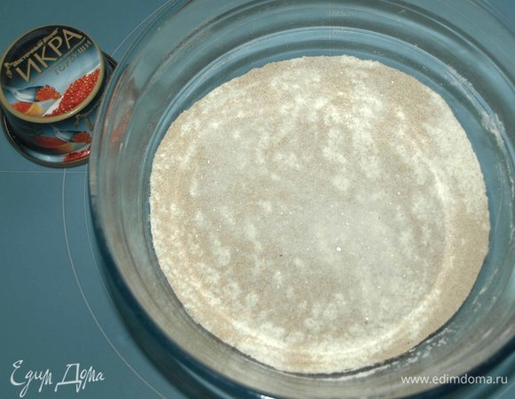 Муку просеять. Добавить дрожжи, соль, сахар.