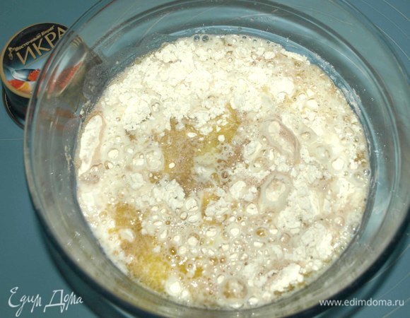 Теплые молоко и воду соединить и добавить к муке. Сливочное масло растопить (оно не должно быть горячим) и добавить к остальным ингредиентам.