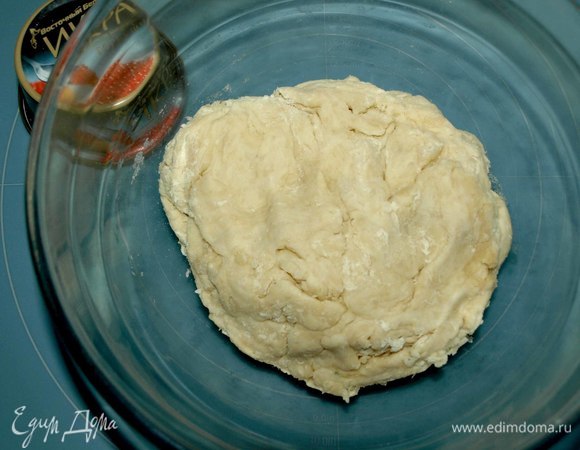 Замесить мягкое тесто (муку лучше регулировать). Тесто не должно липнуть к рукам. Закрываем миску пищевой пленкой и ставим в теплое место на 1 час.