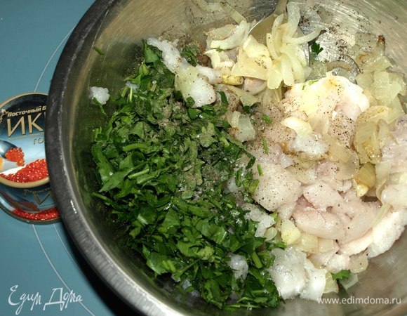 Пока тесто подходит, займемся начинкой. Филе судака промыть, обсушить и нарезать небольшими кусочками. Петрушку мелко порубить. Лук нарезать полукольцами и обжарить на разогретой с растительным маслом сковороде 2–3 минуты. Добавить лук горячим к рыбе. Добавить соль и перец.