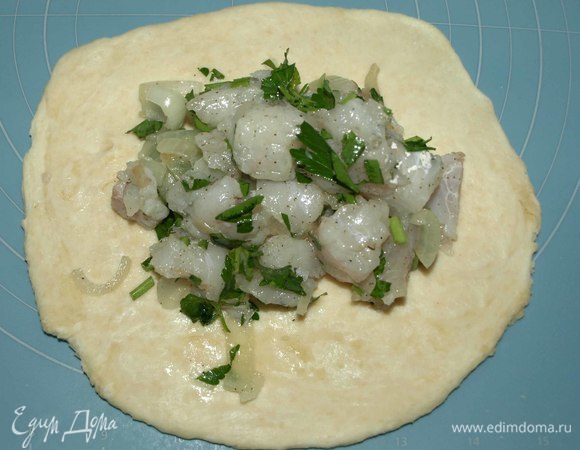 Выкладываем тесто на рабочую поверхность. Делим тесто на 4 части. Каждую часть теста раскатываем в круг. Выкладываем начинку (не скупимся).