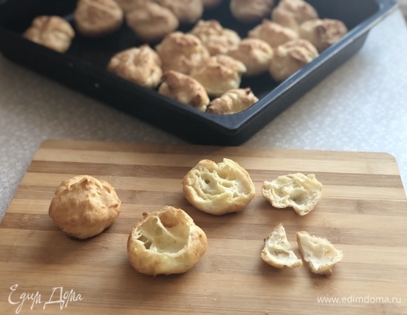 Срезанный верх булочки разрезаем пополам — это будут крылья лебедя.