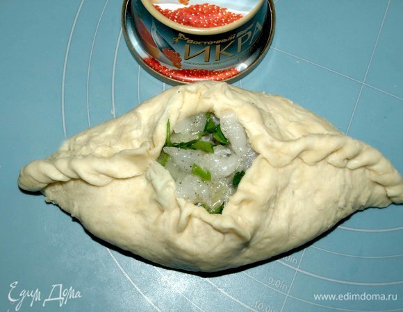 Аккуратно закрепляем края, придавая пирожку форму лодочки. Верх пирожка оставить открытым. Защипываем края, оставляя в центре отверстие.