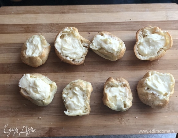 В булочки выложить крем.