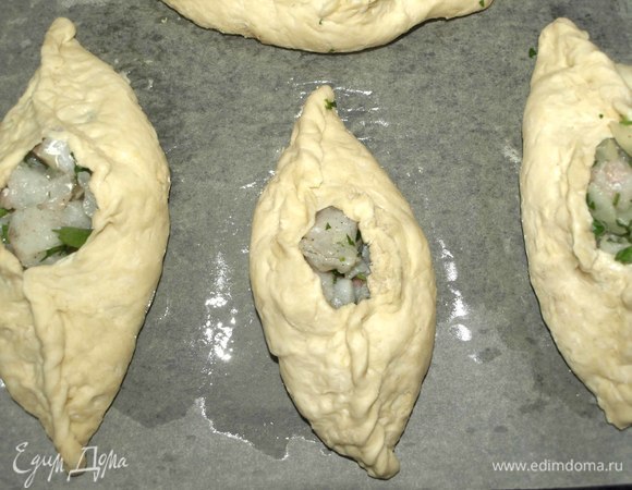 Выкладываем расстегаи на противень. Накрываем полотенцем и даем постоять 15–20 минут. Духовку разогреваем до 180°C. Через 15–20 минут смазать желтком и отправить в разогретую духовку на 40–50 минут (ориентируемся на свою духовку).