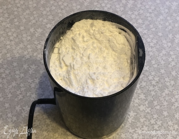 Сделаем сахарную пудру. Перемалываем в кофемолке сахар.