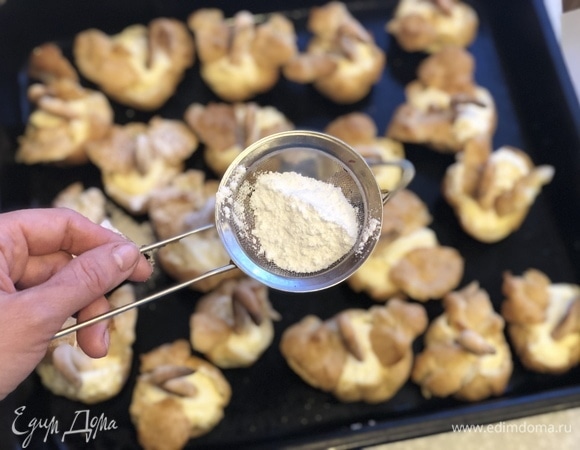 Готовых лебедей посыпаем сахарной пудрой.