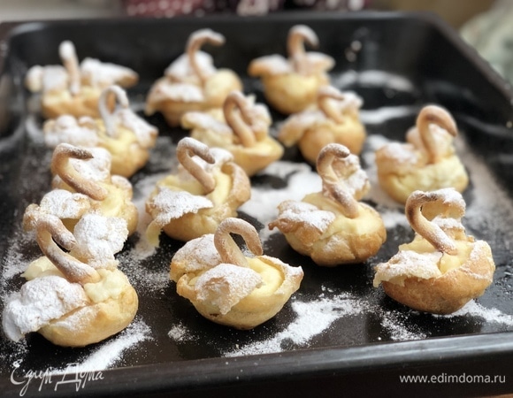 Посыпали лебедей сахарной пудрой.