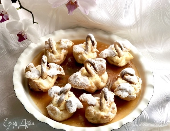 Выкладываем лебедей на поднос с застывшим желатином.