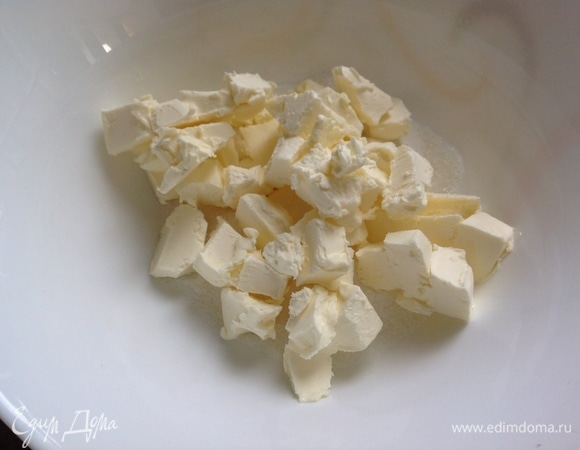 Духовку разогреваю до 180°C. Масло растираю с сахаром.