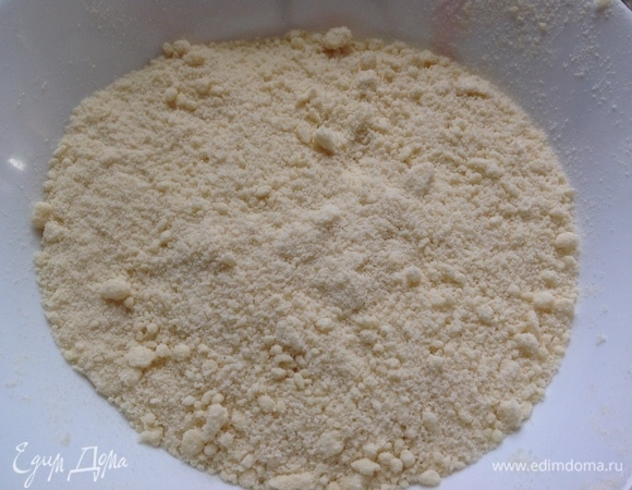 Добавляю муку и соду. Хорошо размешиваю — получается крошка.