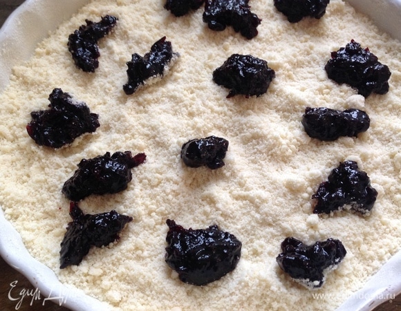 В форме делаю «французскую рубашку». Насыпаю половину мучной крошки. Затем — черничный джем, сверху — снова крошку. Ставлю в духовку минут на 25–30.