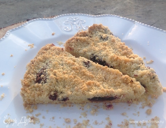 Нарезать. Получаются очень хрустящие крошки с джемом! Хорошо к чаю! Приятного аппетита.