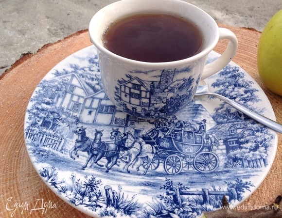 Яблочные веточки (3 шт) длиной сантиметров 10–15 разломать, хорошо промыть, положить в термос, залить литром кипятка. Дать постоять минут 30. Если термоса нет, положите веточки в сотейник, залейте кипятком и дайте покипеть 1 минуту, после этого выключите и закутайте полотенцем на 20 минут.