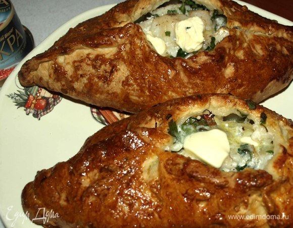 Достать готовые расстегаи, добавить сливочное масло.