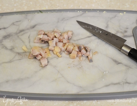 Сельдь также некрупно нарежьте.