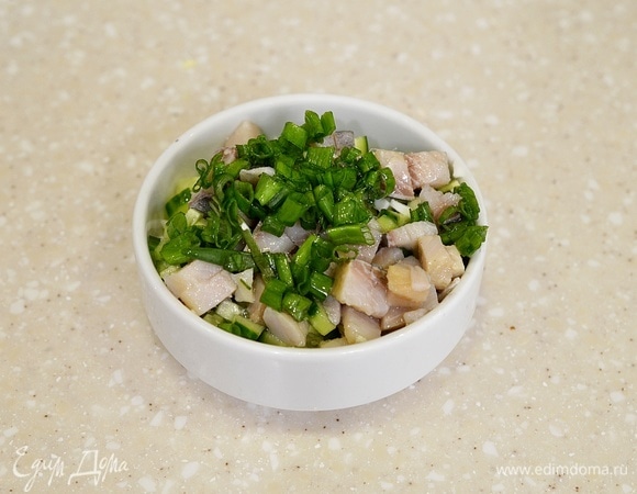 Все перемешайте, добавьте нарезанный зеленый лук.