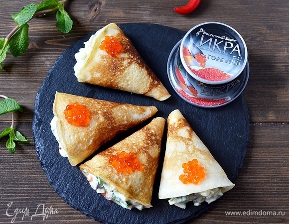 Каждый кулек украсьте оставшейся икрой.