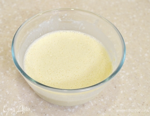 Смешайте все ингредиенты для блинов.